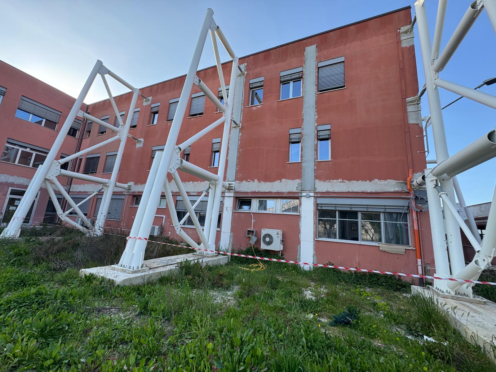 Esoscheletro sismico esterno con controafforti e configurazione TBD per miglioramento sismico di edificio scolastico
